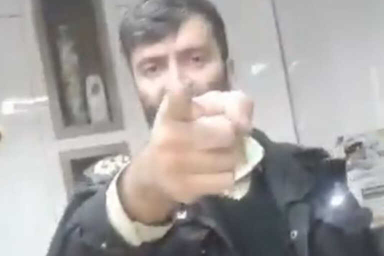 Αστυνομικός στο Ιράν αμφισβήτησε δημοσίως την υποχρεωτικότητα της μαντίλας και τον έστειλαν στην επιθεώρηση 