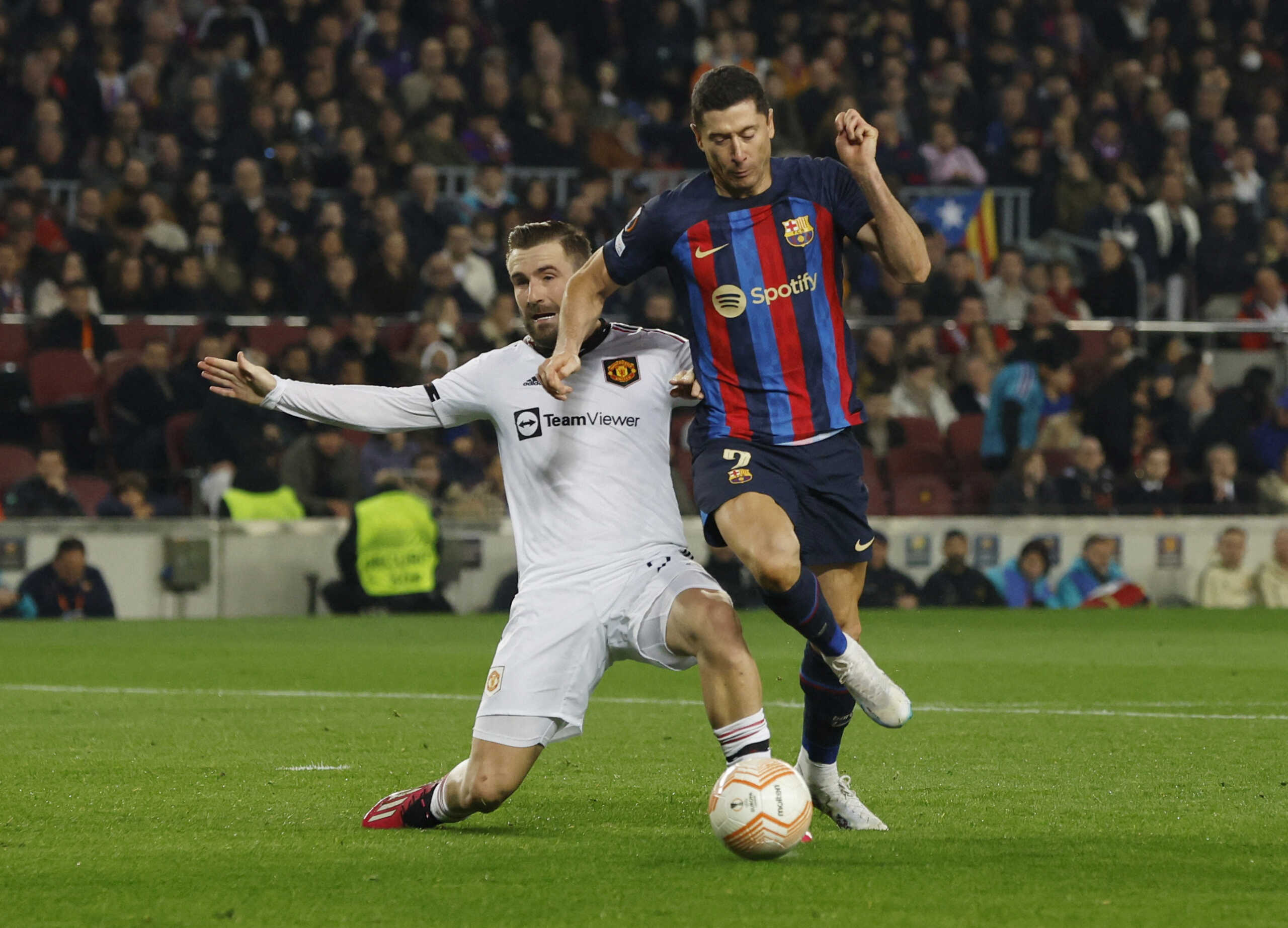 Soccer Football - Europa League - Play-Off First Leg - FC Barcelona v Manchester United - Camp Nou, Barcelona, Spain - February 16, 2023  Manchester United's Luke Shaw in action with FC Barcelona's Robert Lewandowski REUTERS