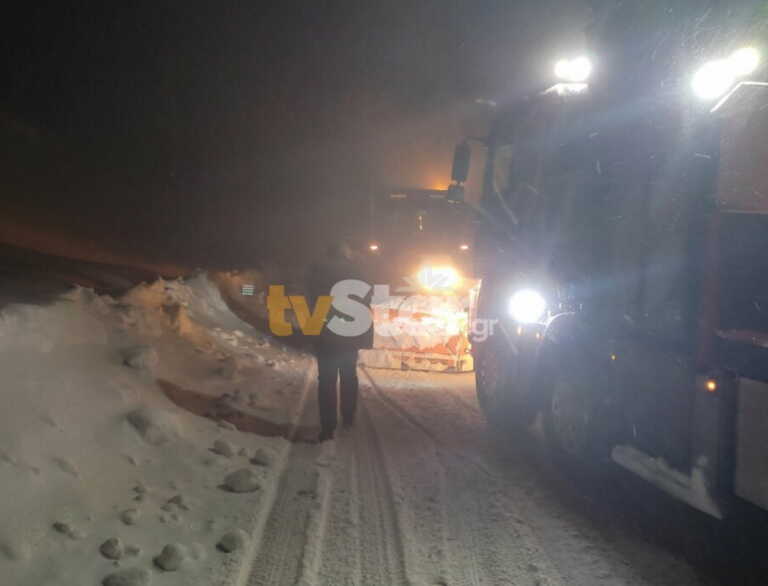 Χαλκίδα: Εγκλωβίστηκε στα χιόνια φορτηγό του ΔΕΔΔΗΕ που μεταφέρει γεννήτριες