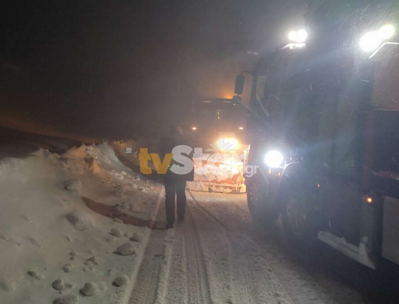 Χαλκίδα: Εγκλωβίστηκε στα χιόνια φορτηγό του ΔΕΔΔΗΕ που μεταφέρει γεννήτριες