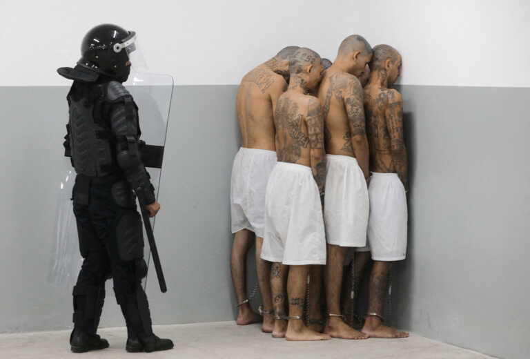 Εικόνες σοκ από το Ελ Σαλβαδόρ: Με ξυρισμένα κεφάλια και ημίγυμνους μετέφεραν σε mega φυλακή κρατούμενους