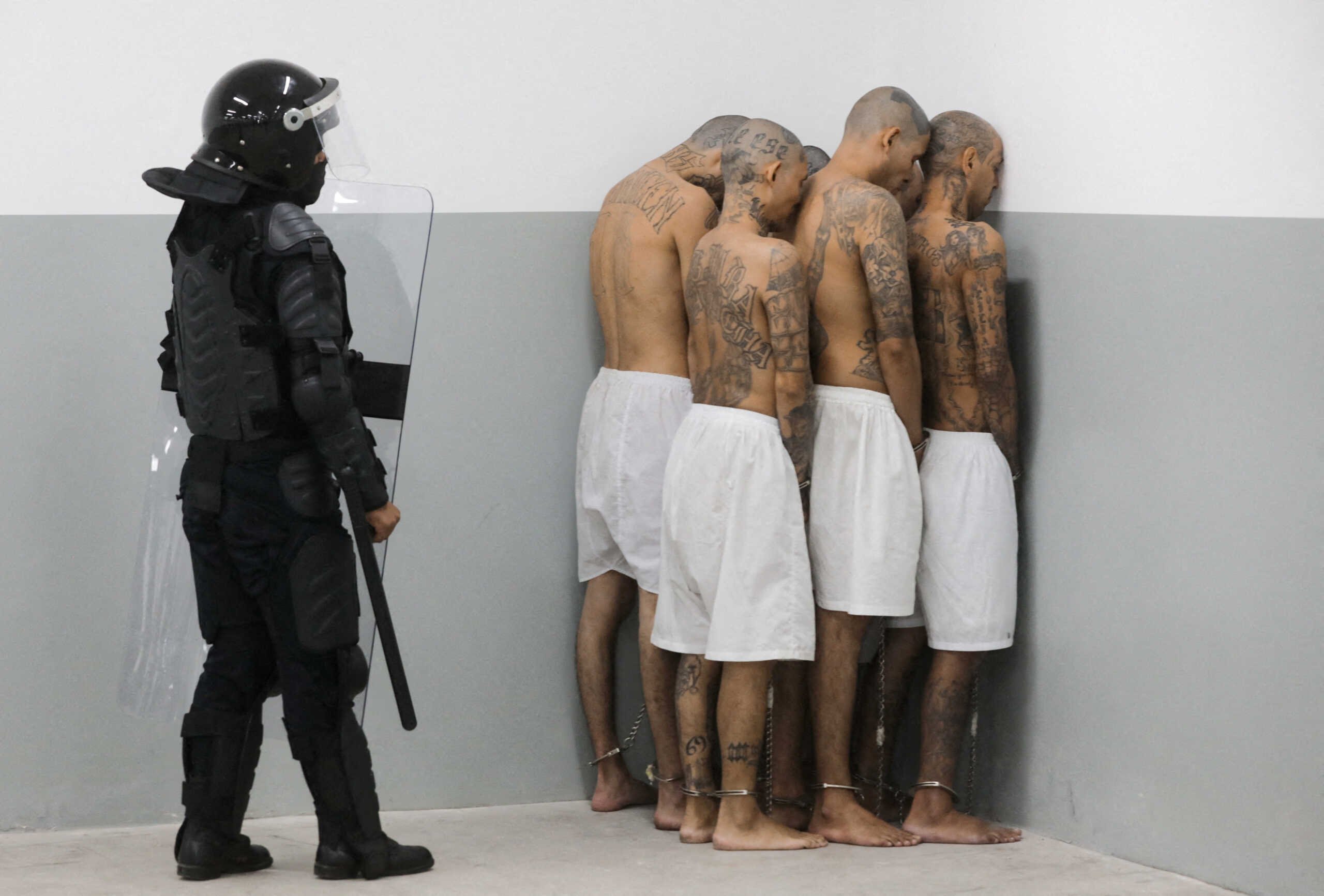 Ελ Σαλβαδόρ: Μεταγωγή μελών συμμοριών σε mega φυλακή – Με ξυρισμένα κεφάλια και ημίγυμνοι