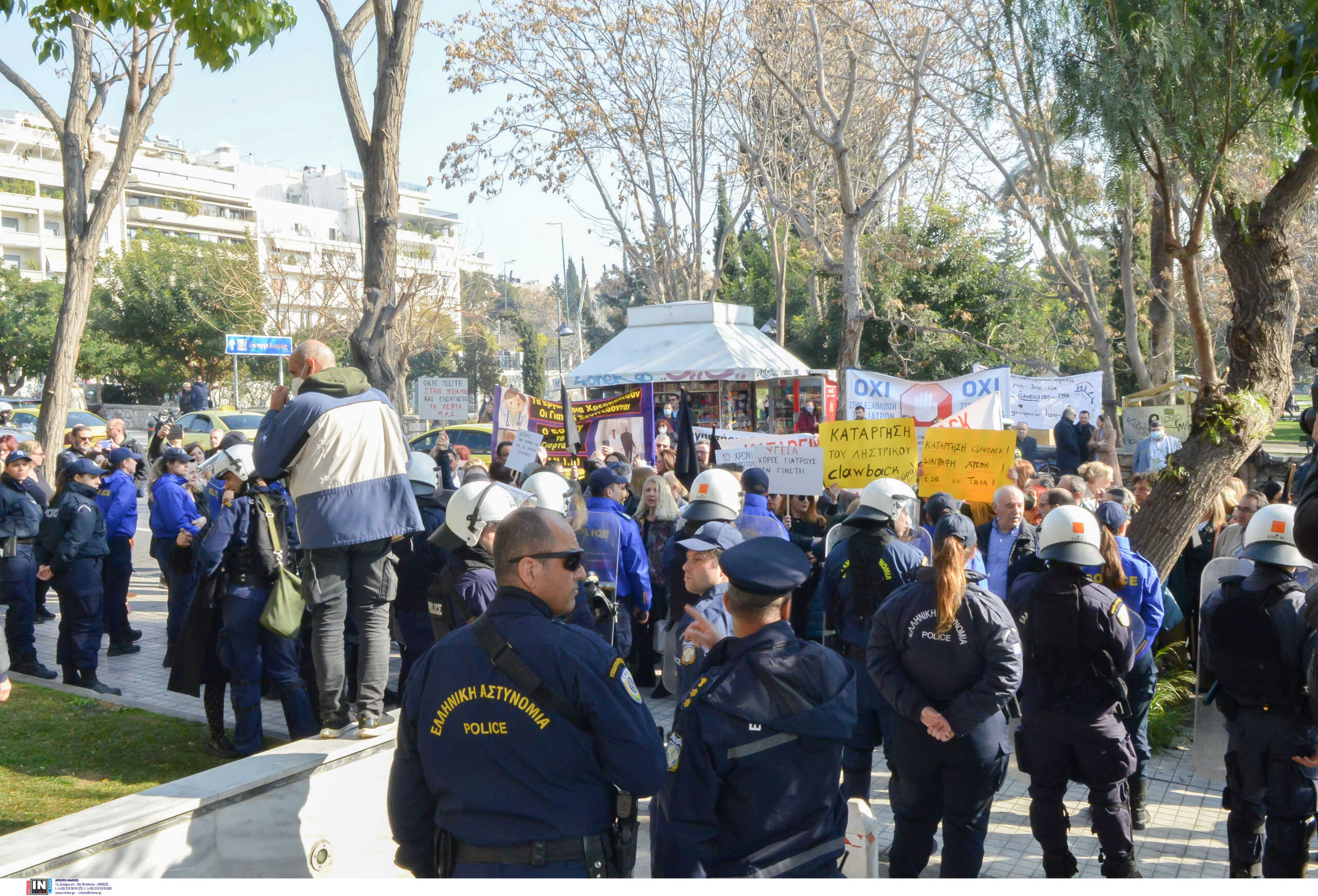 Ο ΕΟΠΥΥ κλείνει 10 χρόνια λειτουργίας με διαμαρτυρίες από τους κλινικοεργαστηριακούς γιατρούς – Τι απαντά ο Θάνος Πλεύρης