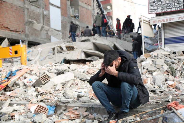 Ερντογάν από το σημείο της τραγωδίας: 8.574 οι νεκροί - Θα ξαναχτίσουμε 6.500 κτίρια σε ένα χρόνο
