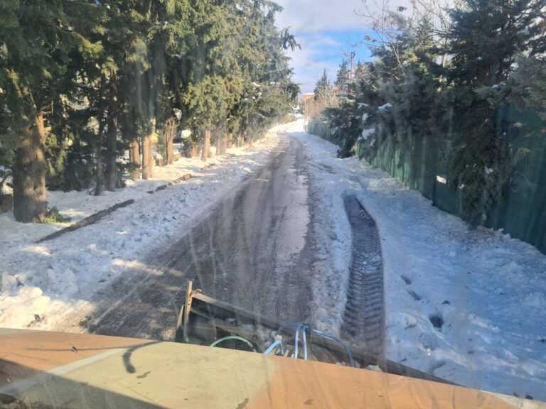 Η στιγμή που εκχιονιστικό βγαίνει νοκ άουτ στα χιόνια της Εύβοιας - Τα άλυτα προβλήματα παραμένουν