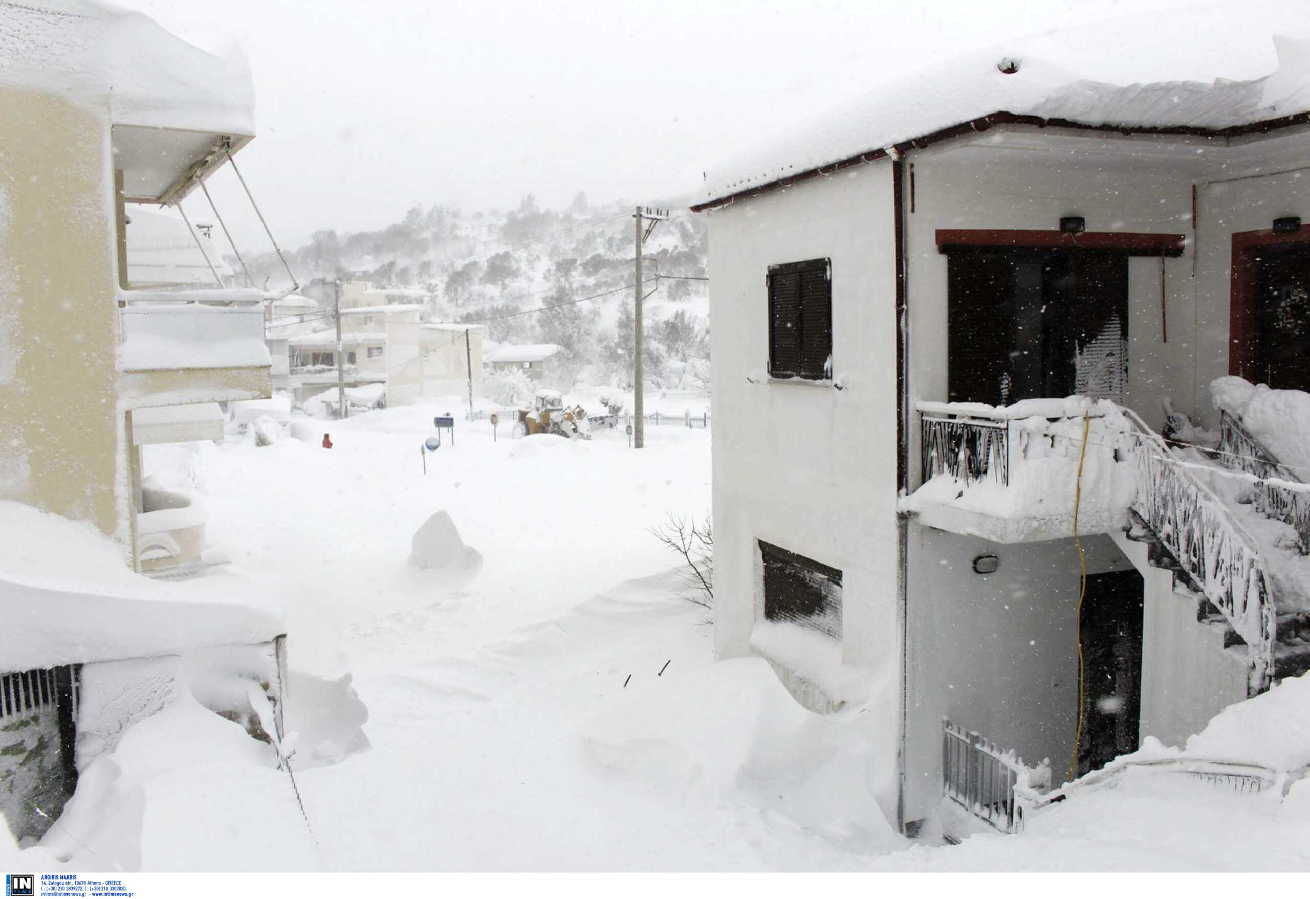 Καιρός – Εύβοια: Κομμένη στα δύο από τα χιόνια με χωριά χωρίς νερό και ρεύμα