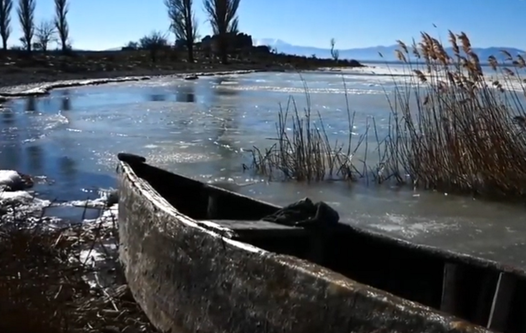 Καιρός – Φλώρινα: Ξύπνημα στους -15 με τη λίμνη Πετρών στο Αμύνταιο να έχει παγώσει