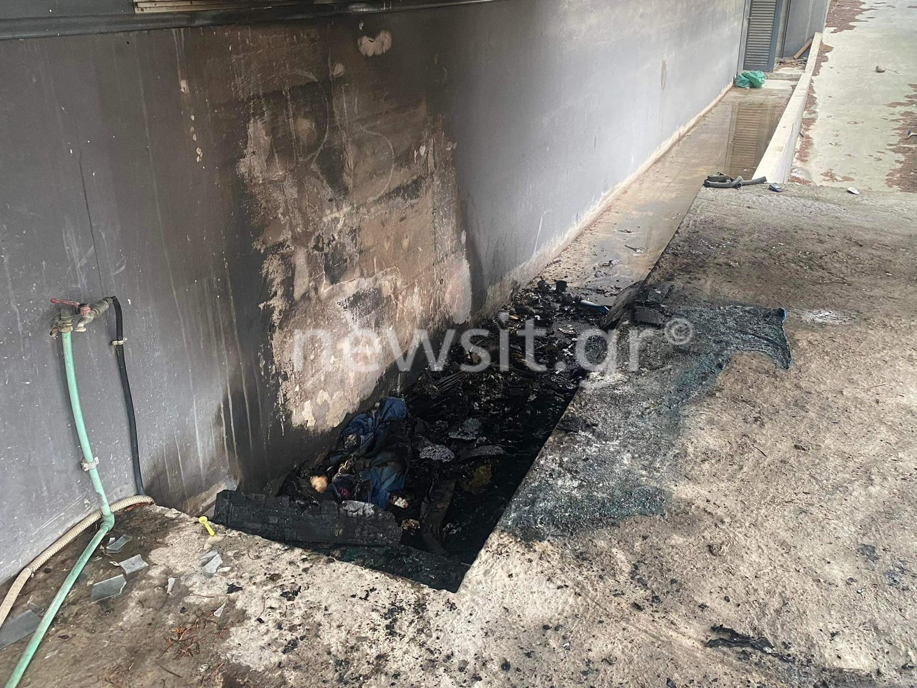 Θεσσαλονίκη: Ένας νεκρός μετά από φωτιά σε αυλή εγκαταλελειμμένου κτιρίου