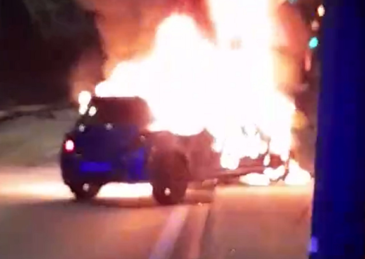 Αστυνομικοί έσωσαν λιπόθυμο οδηγό από φλεγόμενο όχημα στην Πέτρου Ράλλη