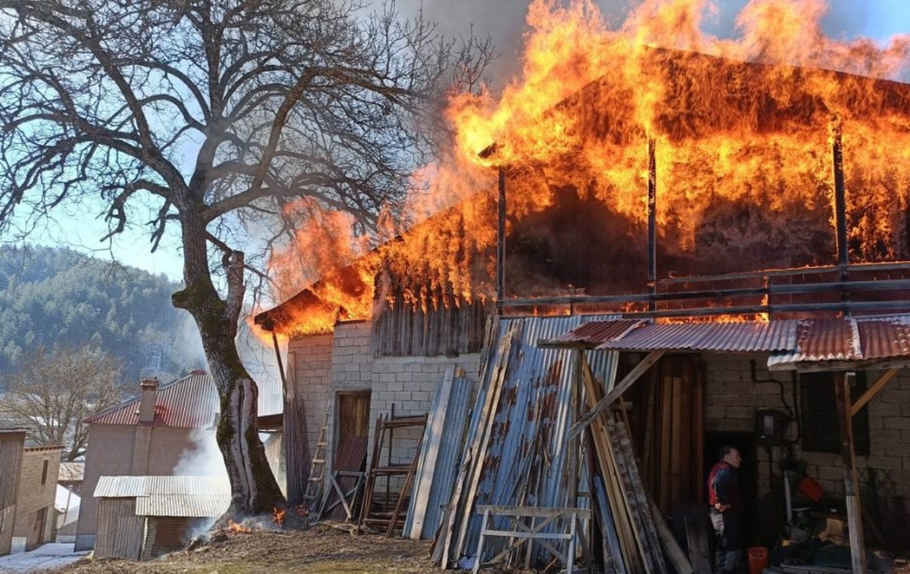 Ιωάννινα: Μεγάλη πυρκαγιά στη Βωβούσα – Κάηκαν δυο σπίτια και ένα εργοστάσιο ξυλείας