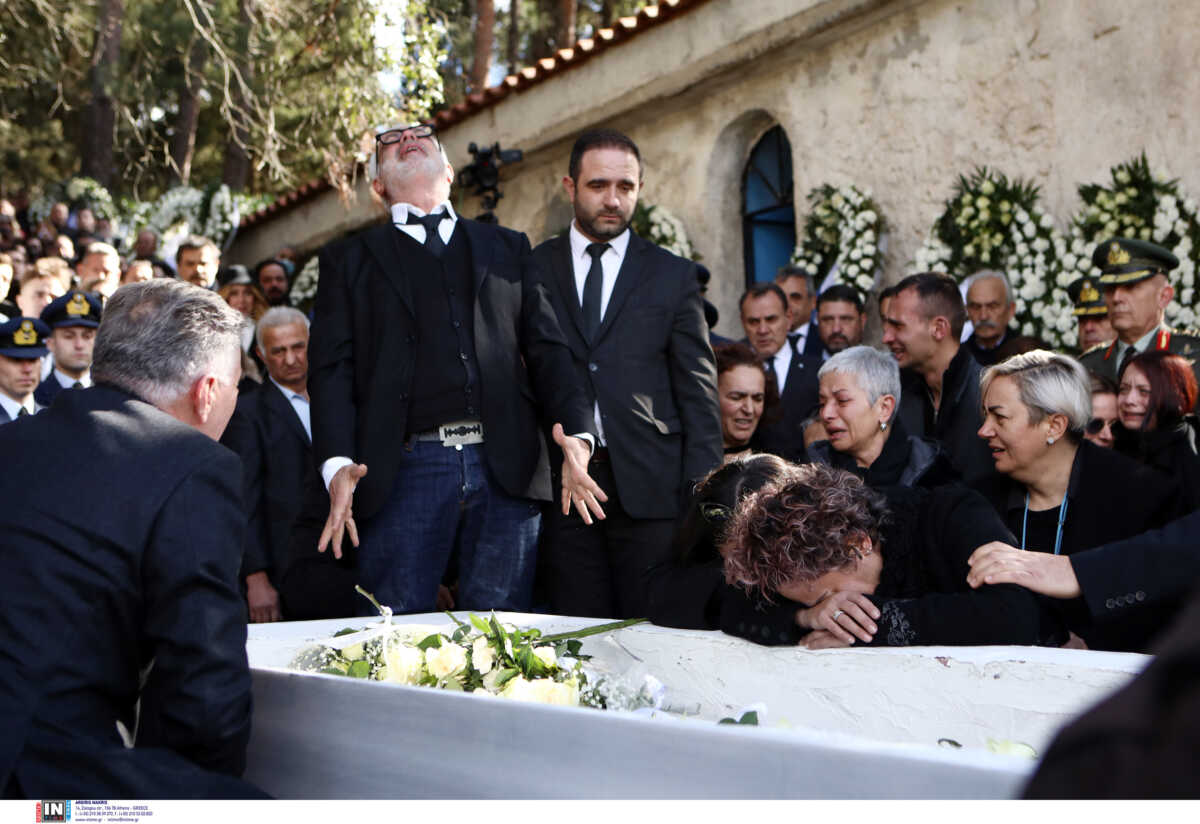 Κηδεία Μάριου Μιχαήλ Τουρούτσικα: Τελέστηκε η ταφή – Η σπαρακτική εικόνα των γονιών του
