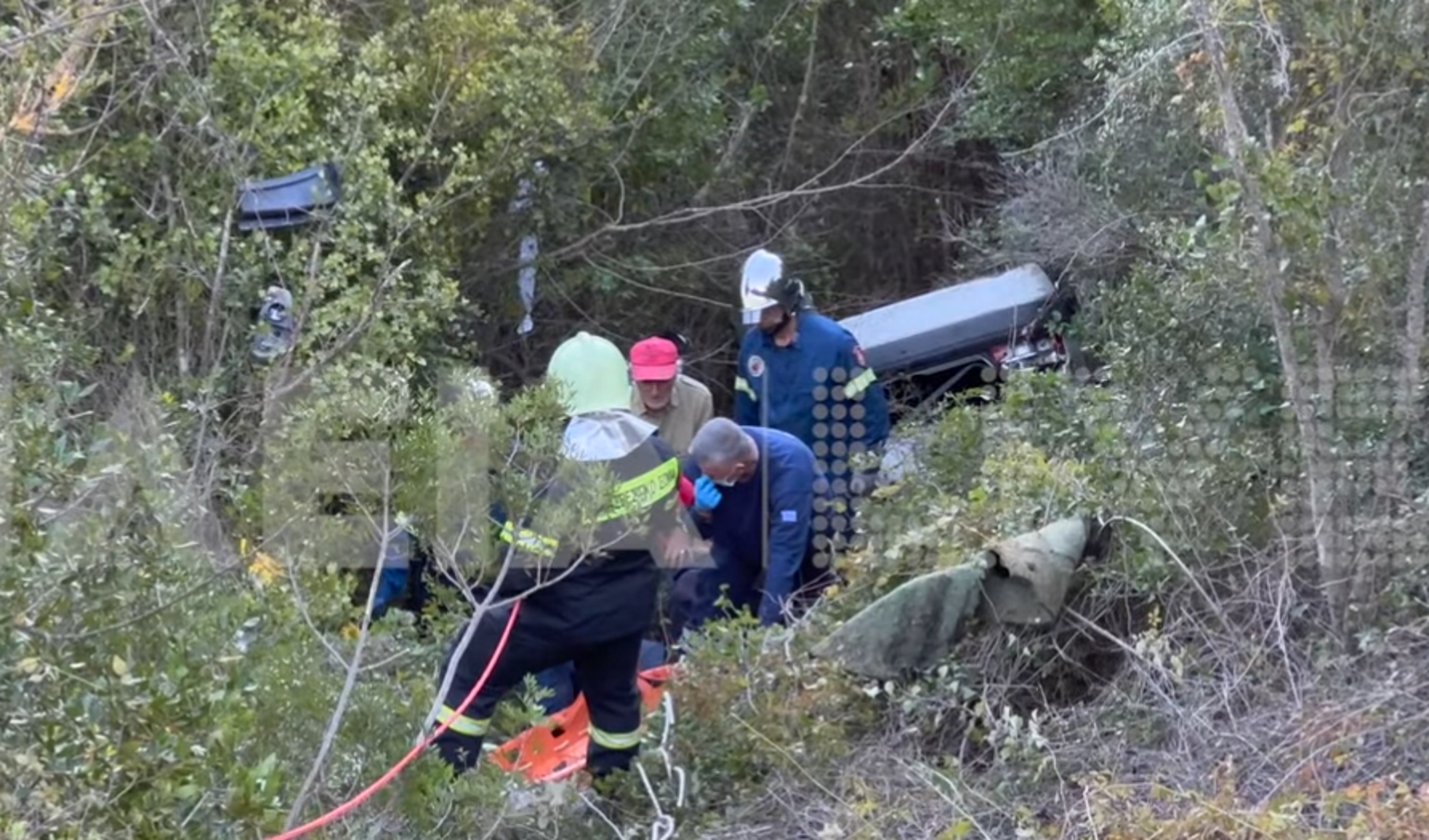 Ηλεία: Βίντεο με τη δραματική διάσωση οδηγού που έπεσε σε γκρεμό 30 μέτρων