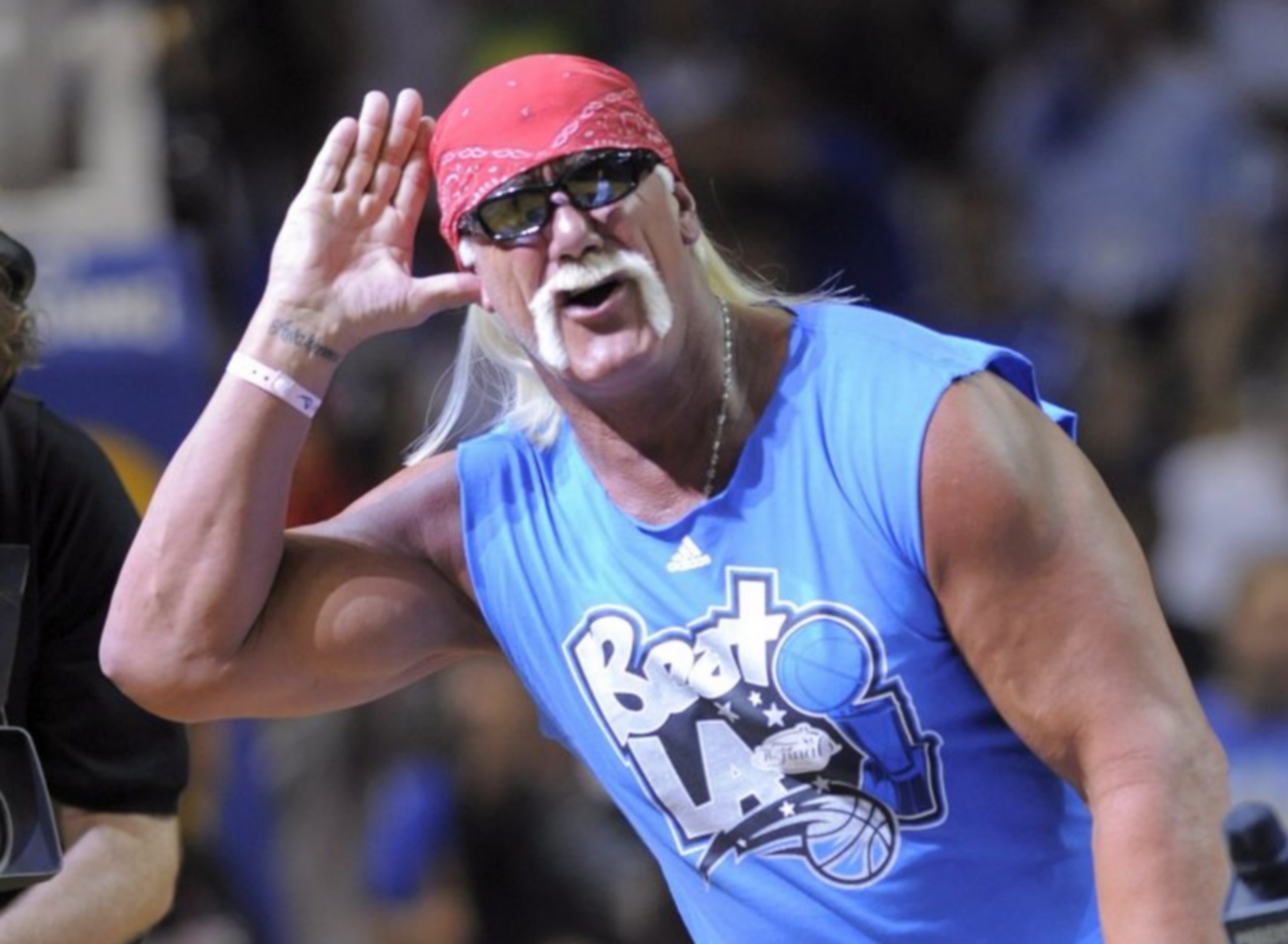 epa01758702 Wrestling great Hulk Hogan encourages the crowd during the the first half of game four of the NBA finals at Amway Arena in Orlando, Florida, USA,  11 June 2009. The Lakers lead the best-of-seven series 2-1. Orlando magic head coach Stan Van Gundy can be seen at bottom right.  EPA