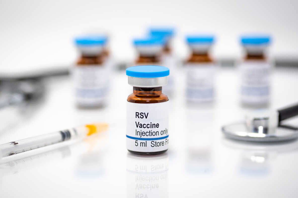 Ιός RSV: Μια ανάσα από τα πρώτα εμβόλια για μωρά και ηλικιωμένους