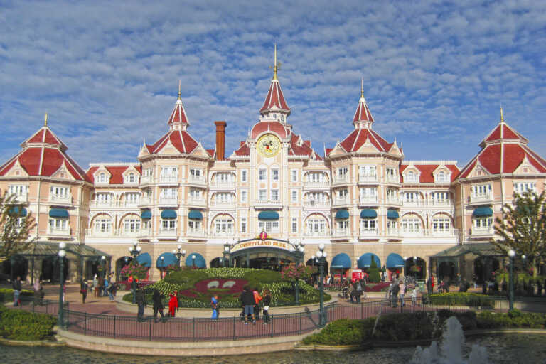  Αρκούδα εγκλωβίστηκε σε πάρκο της Disney
