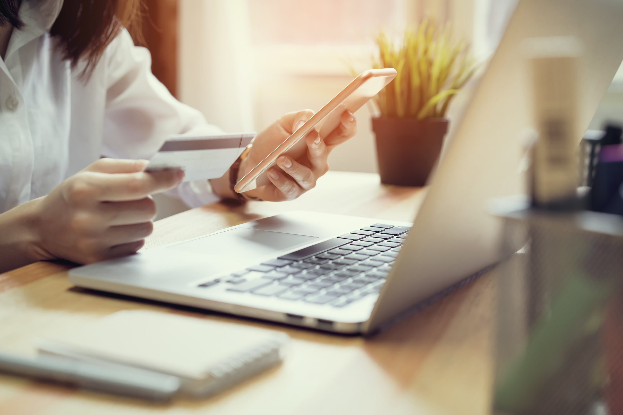 Ηλεκτρονικά καταστήματα: Οι ψηφιακοί καταναλωτές μειώνουν δαπάνες κι αναζητούν ποιότητα υπηρεσιών