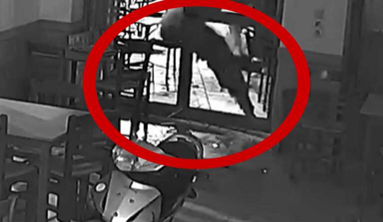 Επική τούμπα κουκουλοφόρου μετά την 9η διάρρηξη στο ίδιο καφενείο - Δείτε το βίντεο ντοκουμέντο