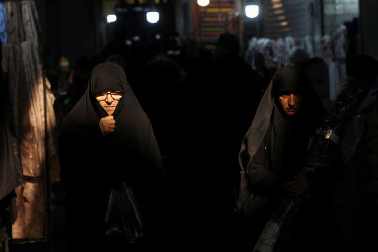Ιράν: Ποινική δίωξη για όσους ενθαρρύνουν τις γυναίκες να μη φορούν χιτζάμπ