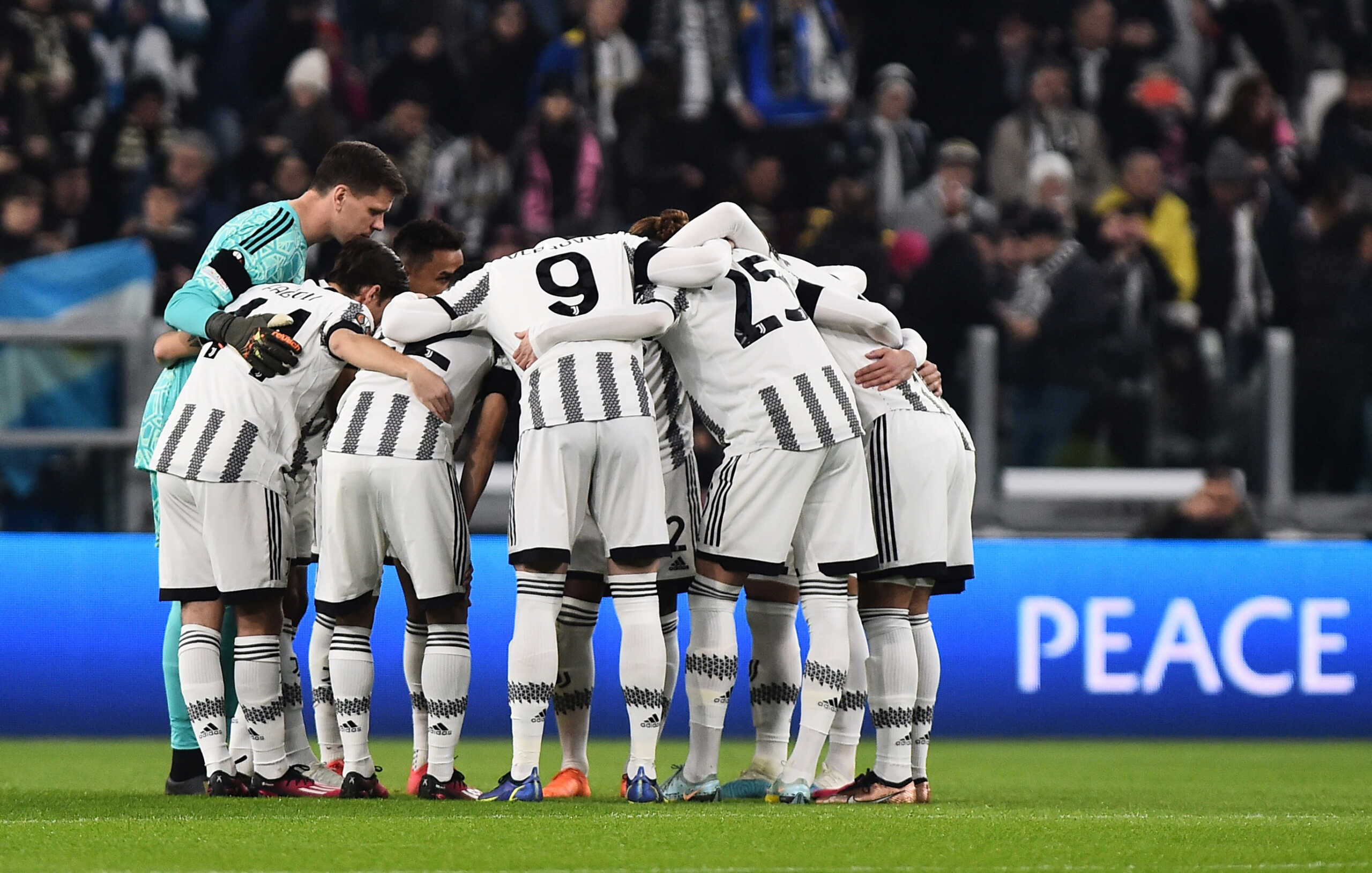 Soccer Football - Europa League - Play-Off First Leg - Juventus v Nantes - Allianz Stadium, Turin, Italy - February 16, 2023 Juventus players huddle before the match REUTERS