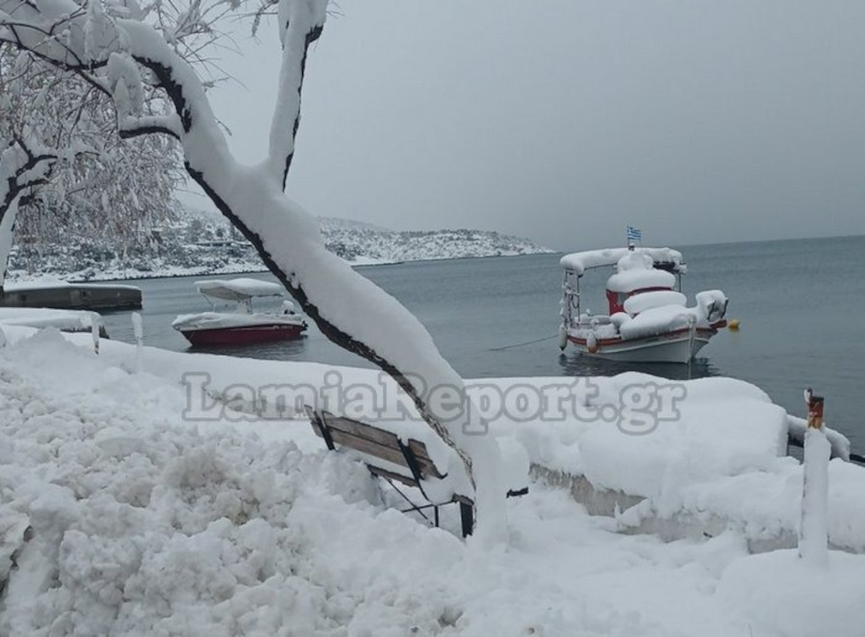 Καιρός – Φθιώτιδα: Χιόνι 40 πόντους δίπλα στο κύμα αλλά και… στα καΐκια