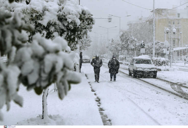 Βόλος: Χιονίζει στον Βόλο και στο Πήλιο - Ανοιχτοί οι δρόμοι, απαγορευτικό απόπλου για Σποράδες