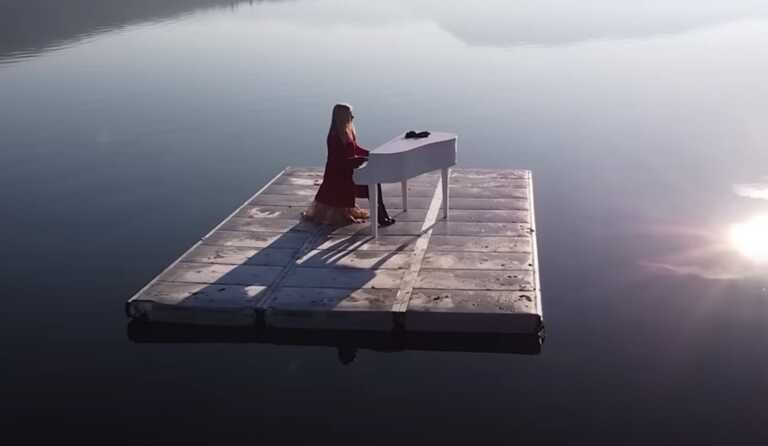 Έπαιξε πιάνο μέσα στη λίμνη της Καστοριάς και ήταν σκέτη απόλαυση - Viral το βίντεο με την Έλενα Ξυδιά