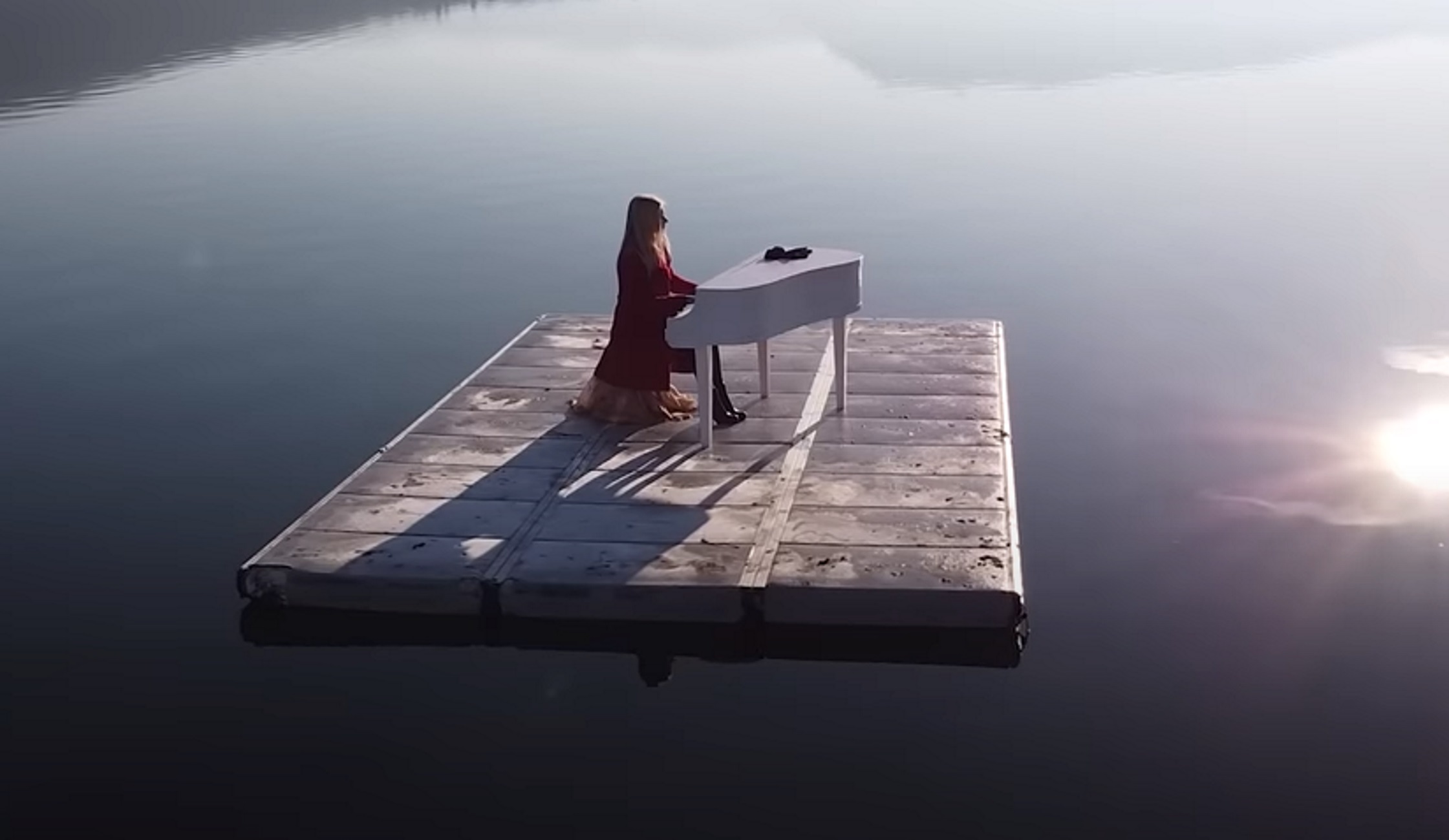 Έλενα Ξυδιά: Έπαιξε πιάνο μέσα στη λίμνη στην Καστοριά και ήταν απόλαυση