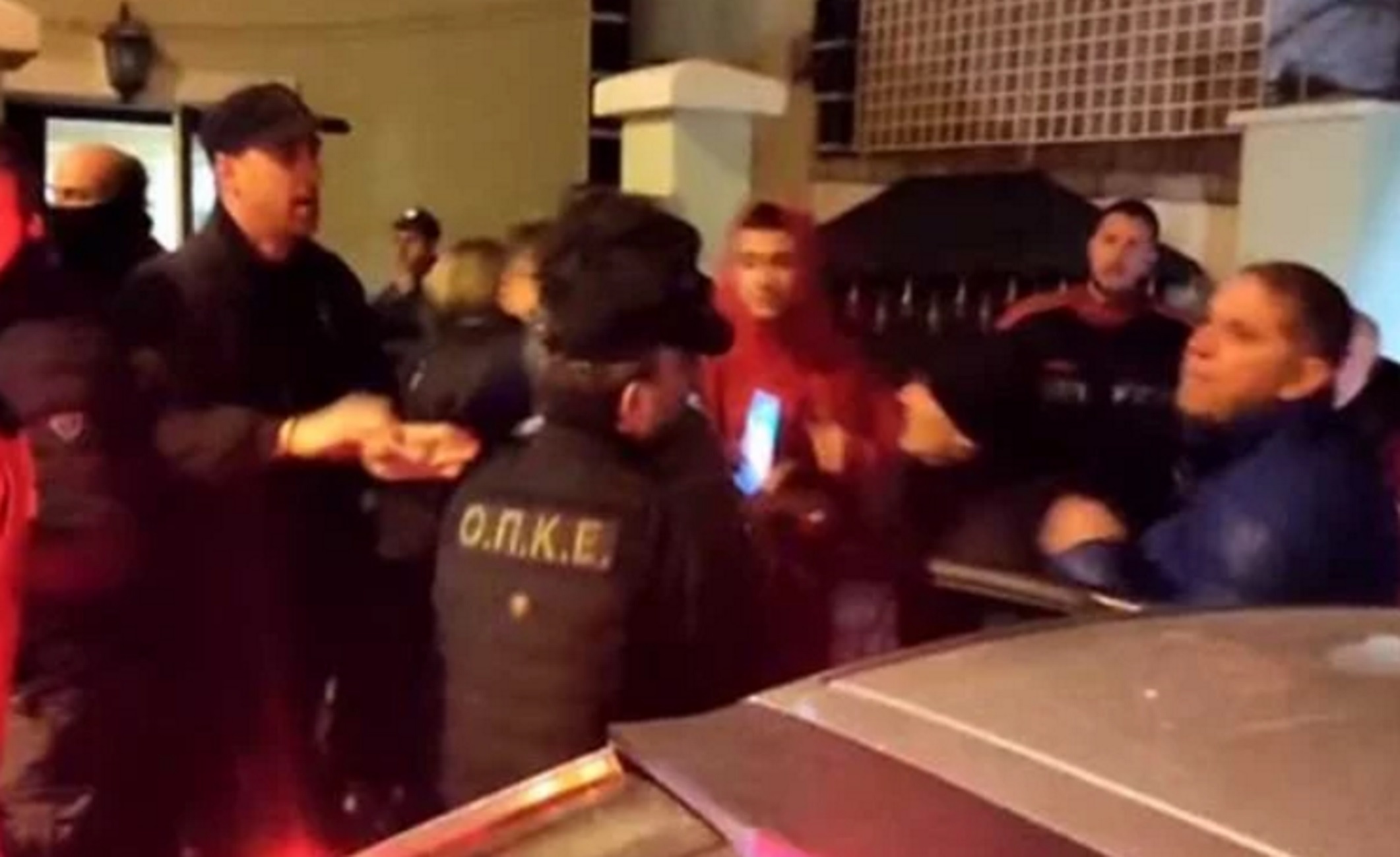 Καστοριά: Η στιγμή που βγάζουν «σηκωτό» ξενοδόχο λόγω κατάσχεσης μετά από πλειστηριασμό