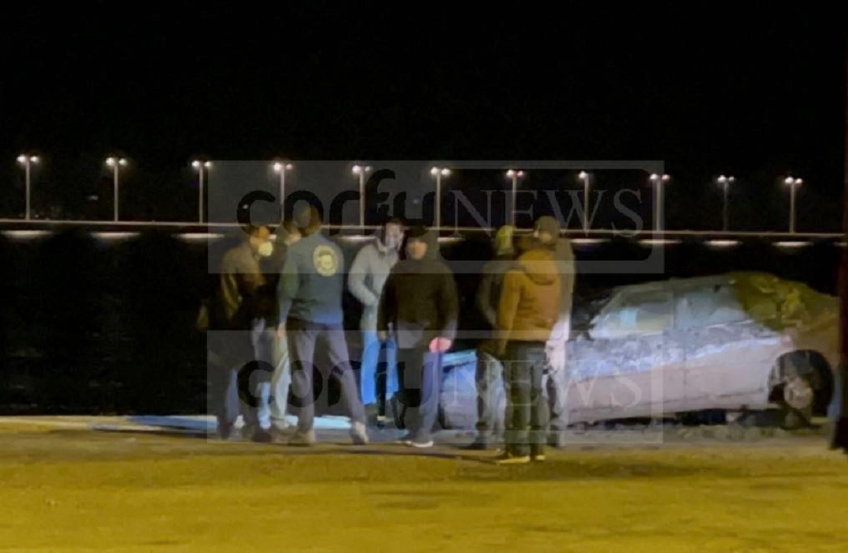 Θρίλερ στη Κέρκυρα: Ανασύρθηκε αμάξι από τη θάλασσα και βρέθηκαν ανθρώπινα οστά ΦΩΤΟ - ΒΙΝΤΕΟ