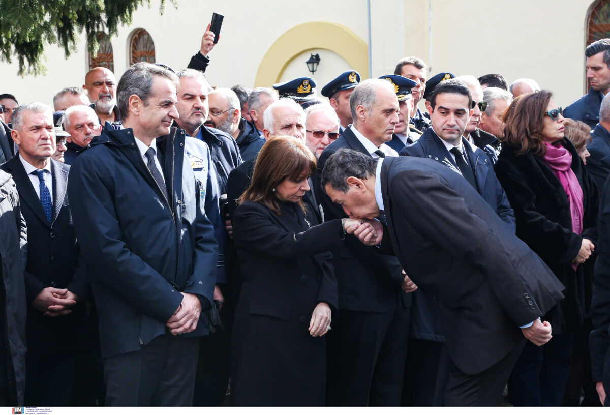 Κηδεία πιλότου Ευστάθιου Τσιτλακίδη: Το χειροφίλημα του Φραγκούλη Φράγκου στην Κατερίνα Σακελλαροπούλου – Έκπληκτος ο Μιχάλης Κατρίνης
