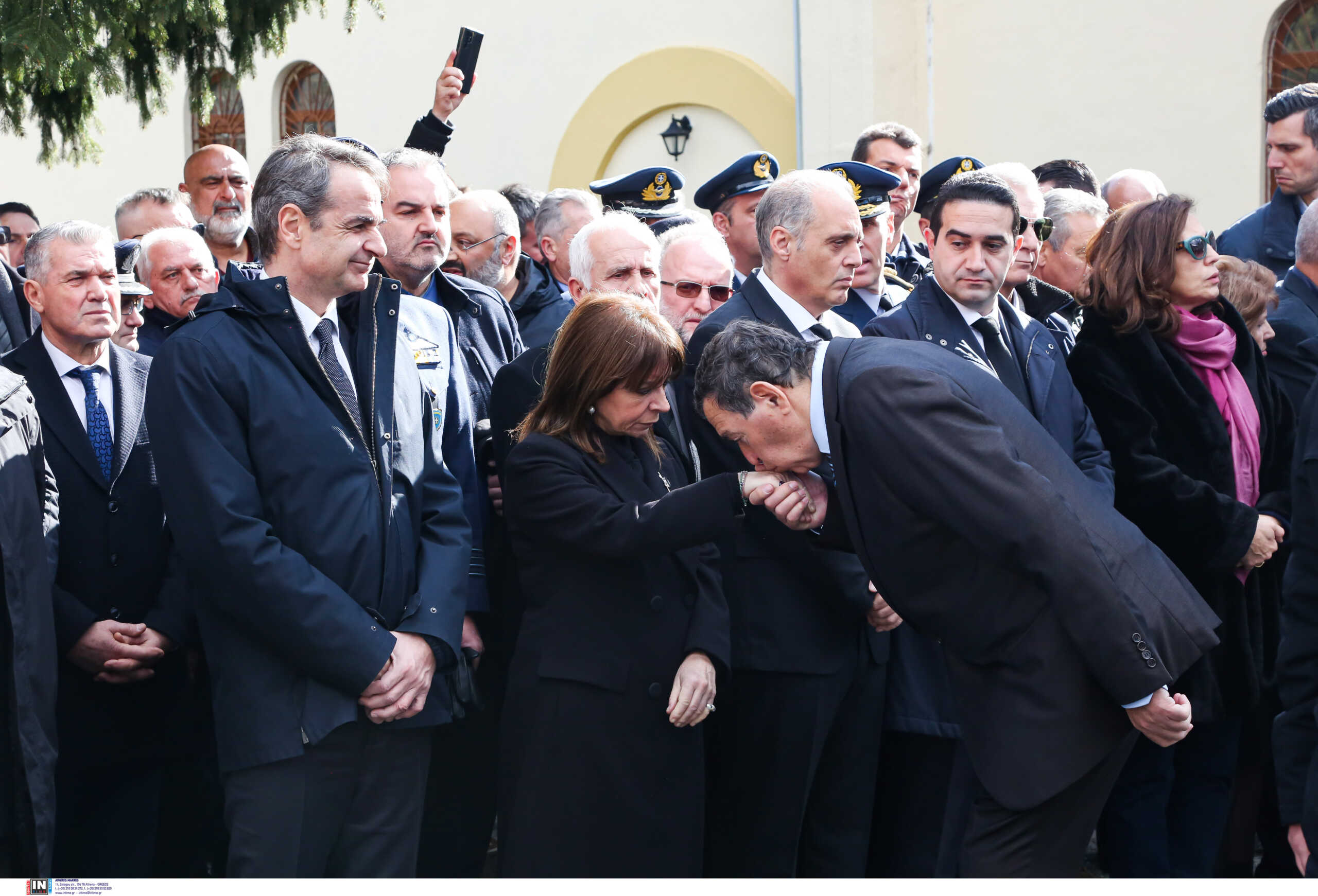 Κηδεία πιλότου Ευστάθιου Τσιτλακίδη: Το χειροφίλημα του Φραγκούλη Φράγκου στην Κατερίνα Σακελλαροπούλου – Έκπληκτος ο Μιχάλης Κατρίνης