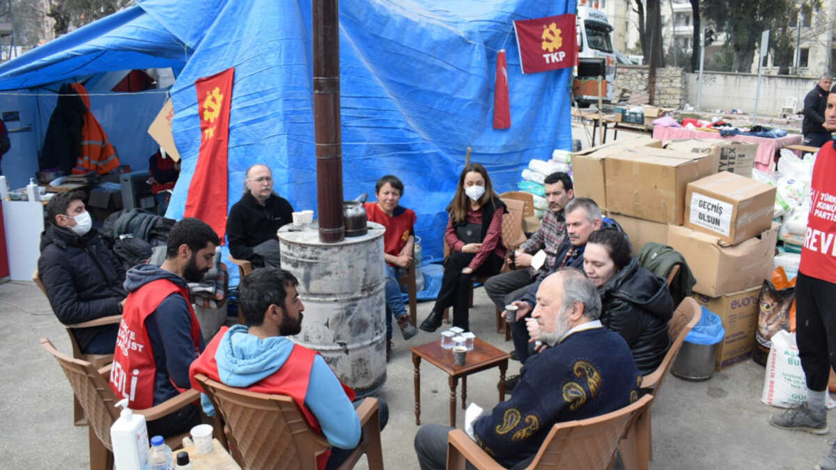 Σεισμός στην Τουρκία: Αντιπροσωπεία του ΚΚΕ στις κατεστραμμένες περιοχές – Ανθρωπιστική βοήθεια από το ΠΑΜΕ