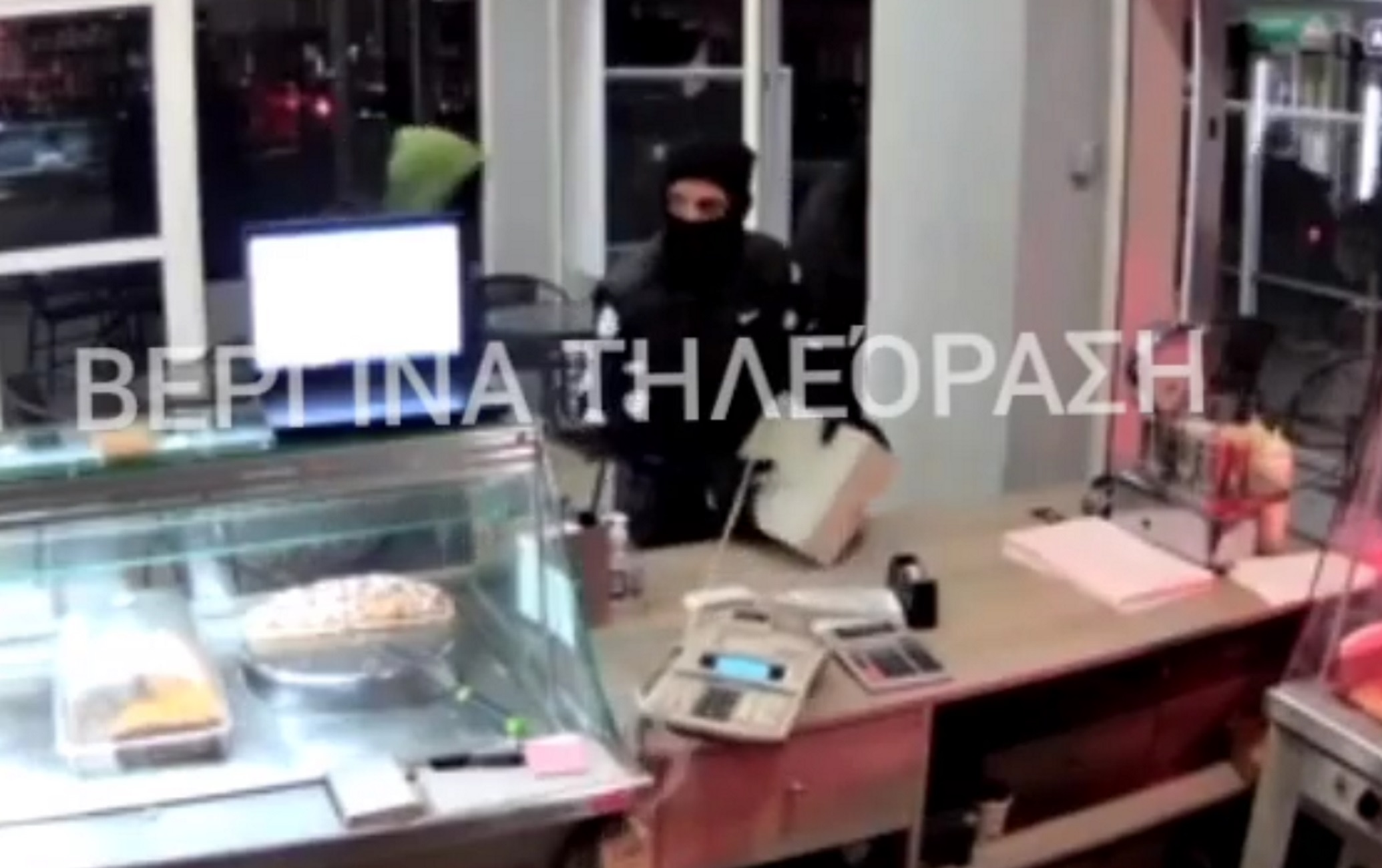Θεσσαλονίκη: Η στιγμή που «μασκαράδες» ξηλώνουν την ταμειακή μπροστά στον ιδιοκτήτη καταστήματος