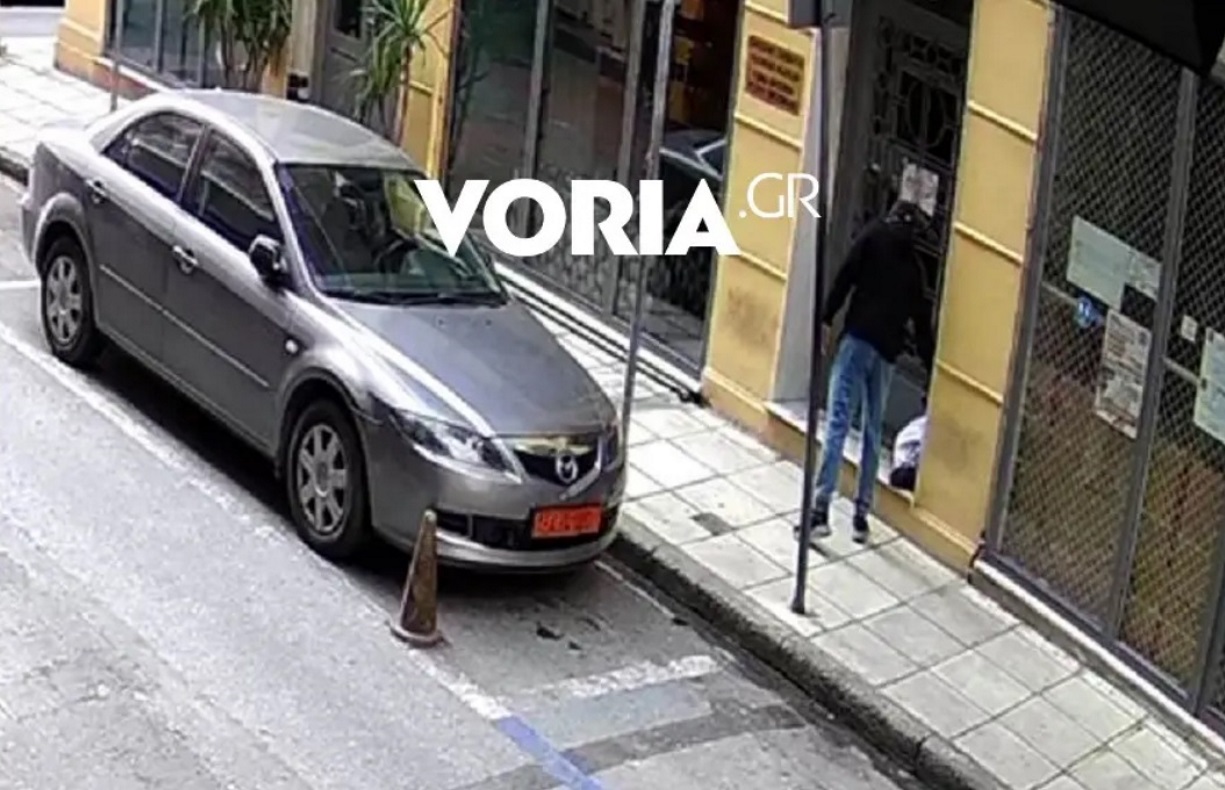 Βίντεο – ντοκουμέντο: Η στιγμή που ο κουκουλοφόρος αφήνει τη σακούλα στο ρωσικό προξενείο Θεσσαλονίκης