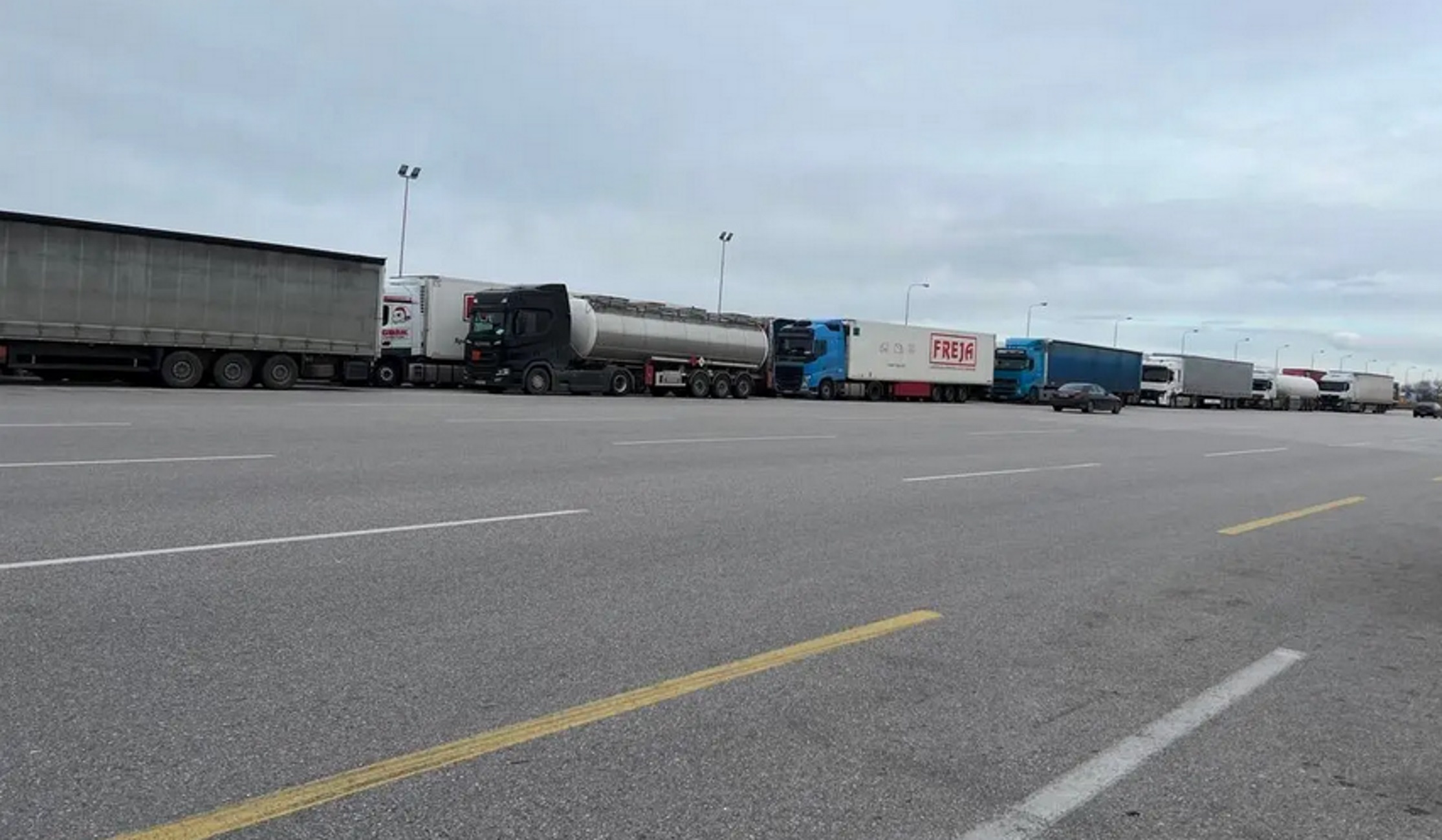 Καιρός – Θεσσαλονίκη: Ουρές φορτηγών στα διόδια Μαλγάρων – Χιόνια στον Χορτιάτη