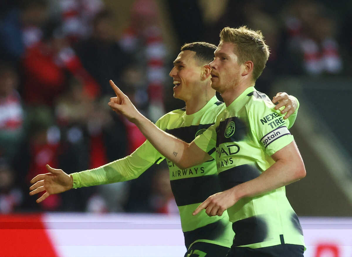 Soccer Football - FA Cup - Fifth Round - Bristol City v Manchester City - Ashton Gate Stadium, Bristol, Britain - February 28, 2023 Manchester City's Kevin De Bruyne celebrates scoring their third goal with Phil Foden Action Images via Reuters