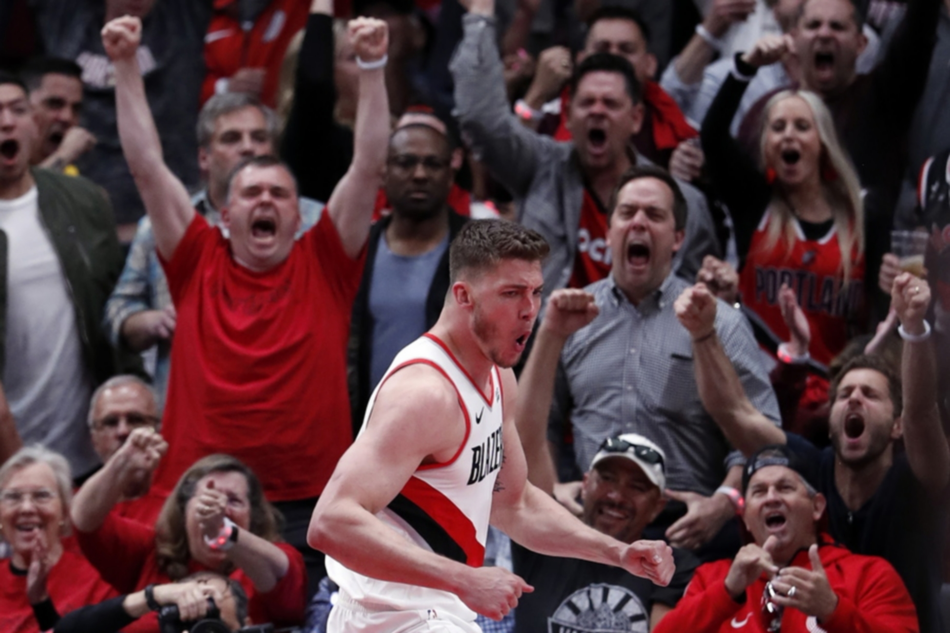 epa07588167 Portland Trail Blazers forward-center Meyers Leonard (C) reacts after he scored while supporters cheer in the background during the NBA Western Conference Playoff Finals basketball game four between the Golden State Warriors and the Portland Trail Blazers at the Moda Center in Portland, Oregon, USA, 20 May 2019.  EPA