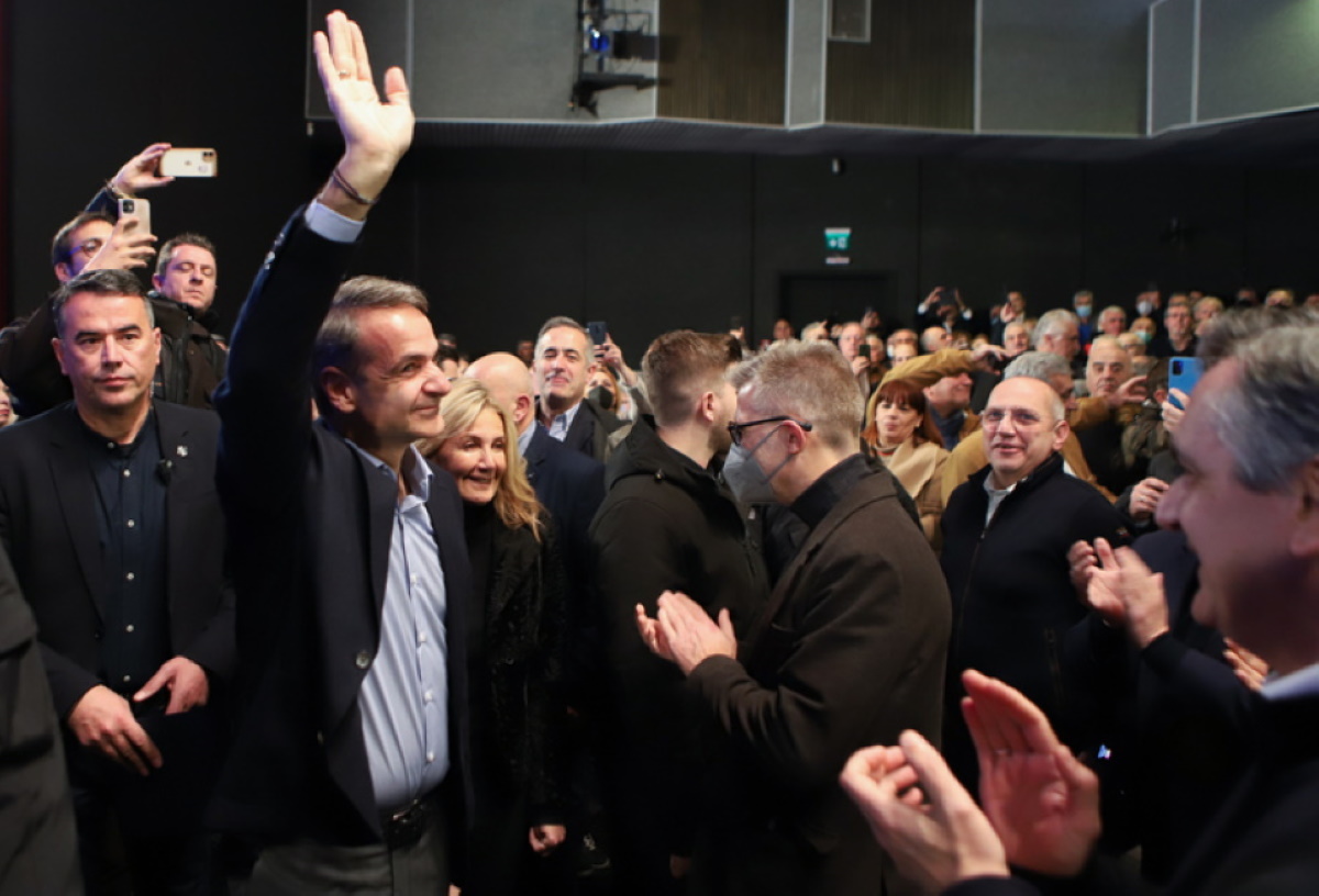 Ο πρωθυπουργός Κυριάκος Μητσοτάκης, εισέρχεται στην αίθουσα όπου γίνεται η πολιτική συγκέντρωση του κόμματος της Νέας Δημοκρατίας, στην Κοζάνη, Δευτέρα 13 Φεβρουαρίου 2023. Ο πρωθυπουργός Κυριάκος Μητσοτάκης πραγματοποιεί διήμερη περιοδεία στη Δυτική Μακεδονία. ΑΠΕ-ΜΠΕ