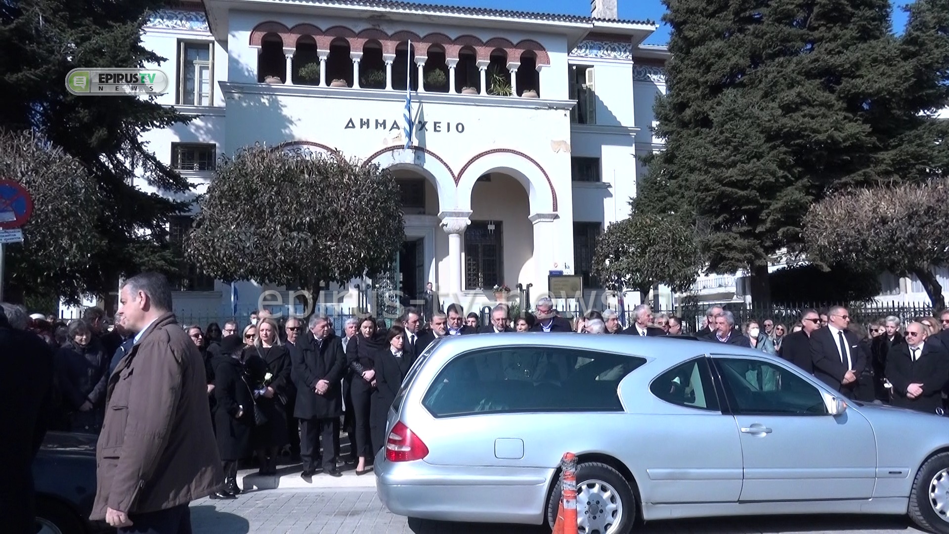 Μωυσής Ελισάφ: Πλήθος κόσμου στην κηδεία – Στάση της νεκροφόρας έξω από το Δημαρχείο Ιωαννίνων