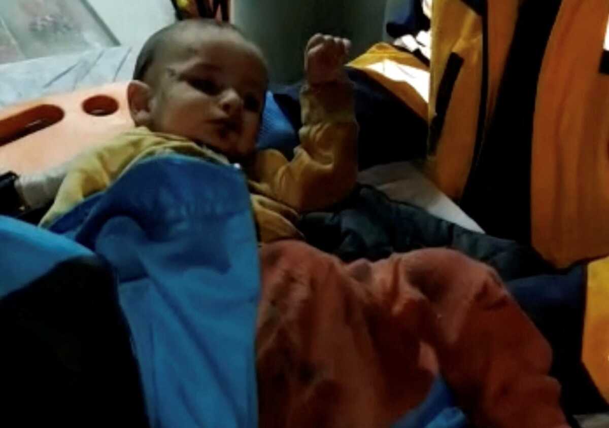 Σεισμός στην Τουρκία: Ένα μωράκι και ένας άνδρας βγήκαν ζωντανοί από τα συντρίμμια