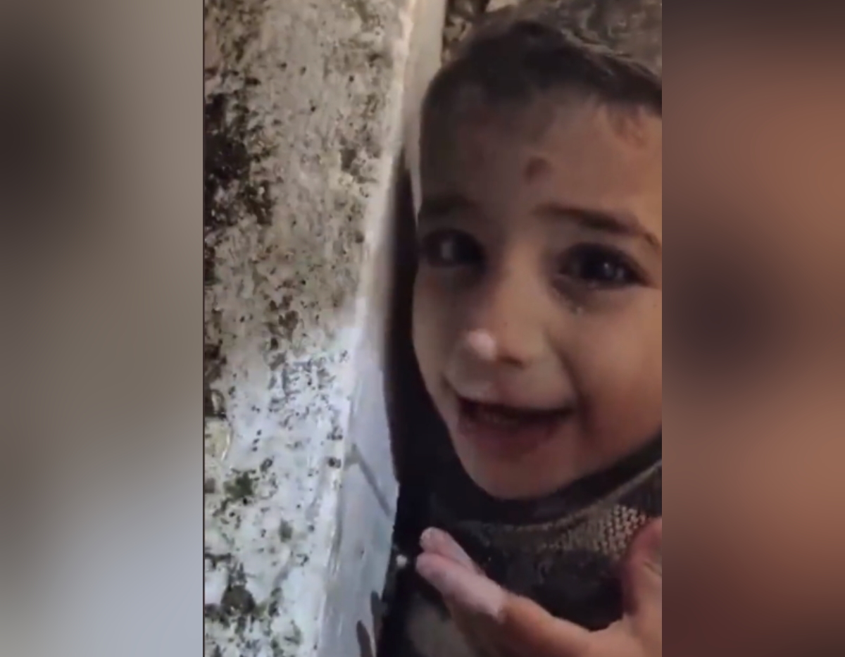 Σεισμός στην Τουρκία: Διασώστες δίνουν νερό σε εγκλωβισμένο παιδί και εκείνο γελά