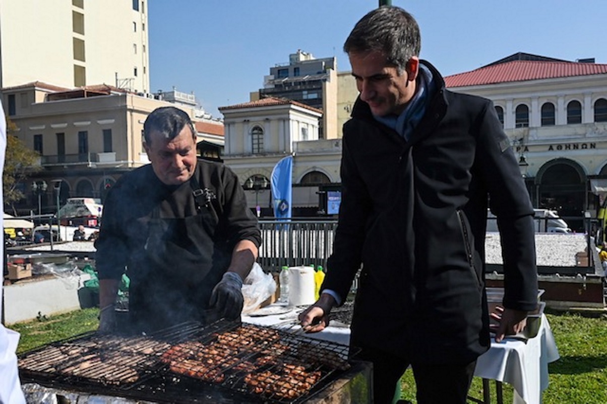 Τσικνοπέμπτη: Η Αθήνα τσικνίζει και γλεντάει παραδοσιακά από τη Βαρβάκειο έως το Μοναστηράκι