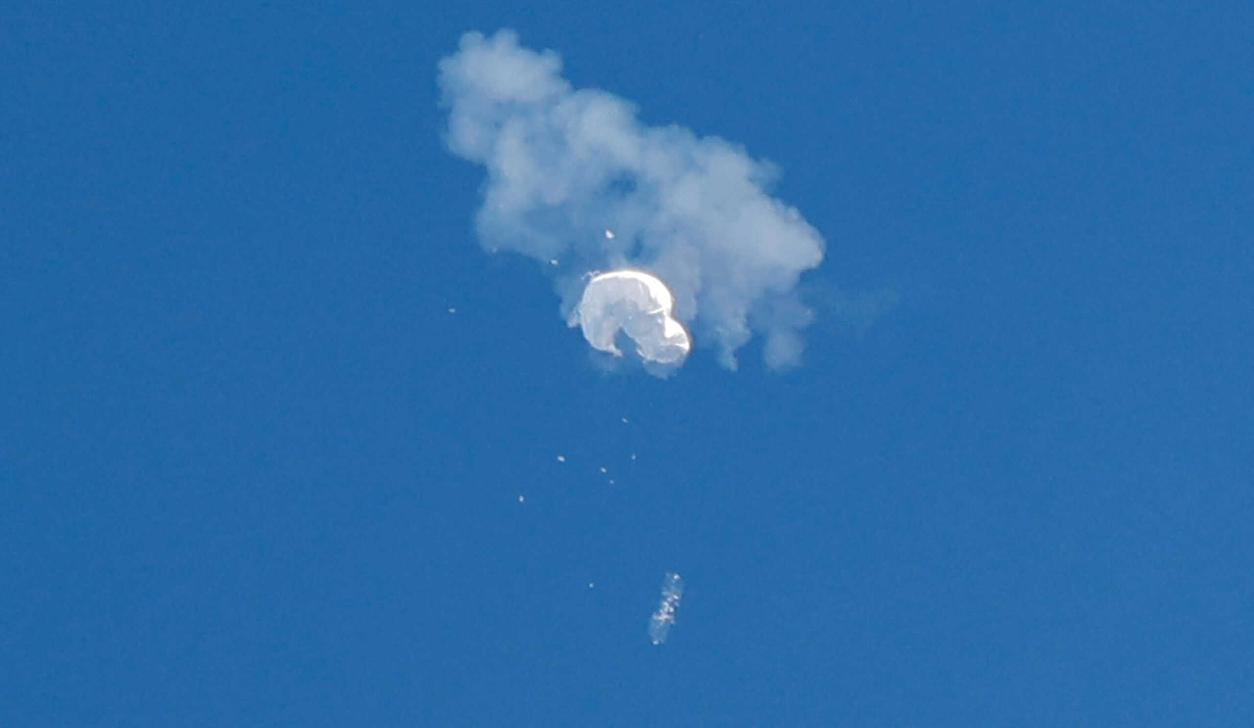 Τα ιπτάμενα αντικείμενα πυροδοτούν θεωρίες συνωμοσίας – Κατασκοπευτικά μπαλόνια ή UFO;