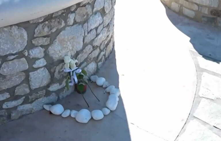 Οι πρώτες εικόνες από το σημείο που δολοφονήθηκε ο 33χρονος στη Μύκονο - Τα λευκά λουλούδια και το κεράκι