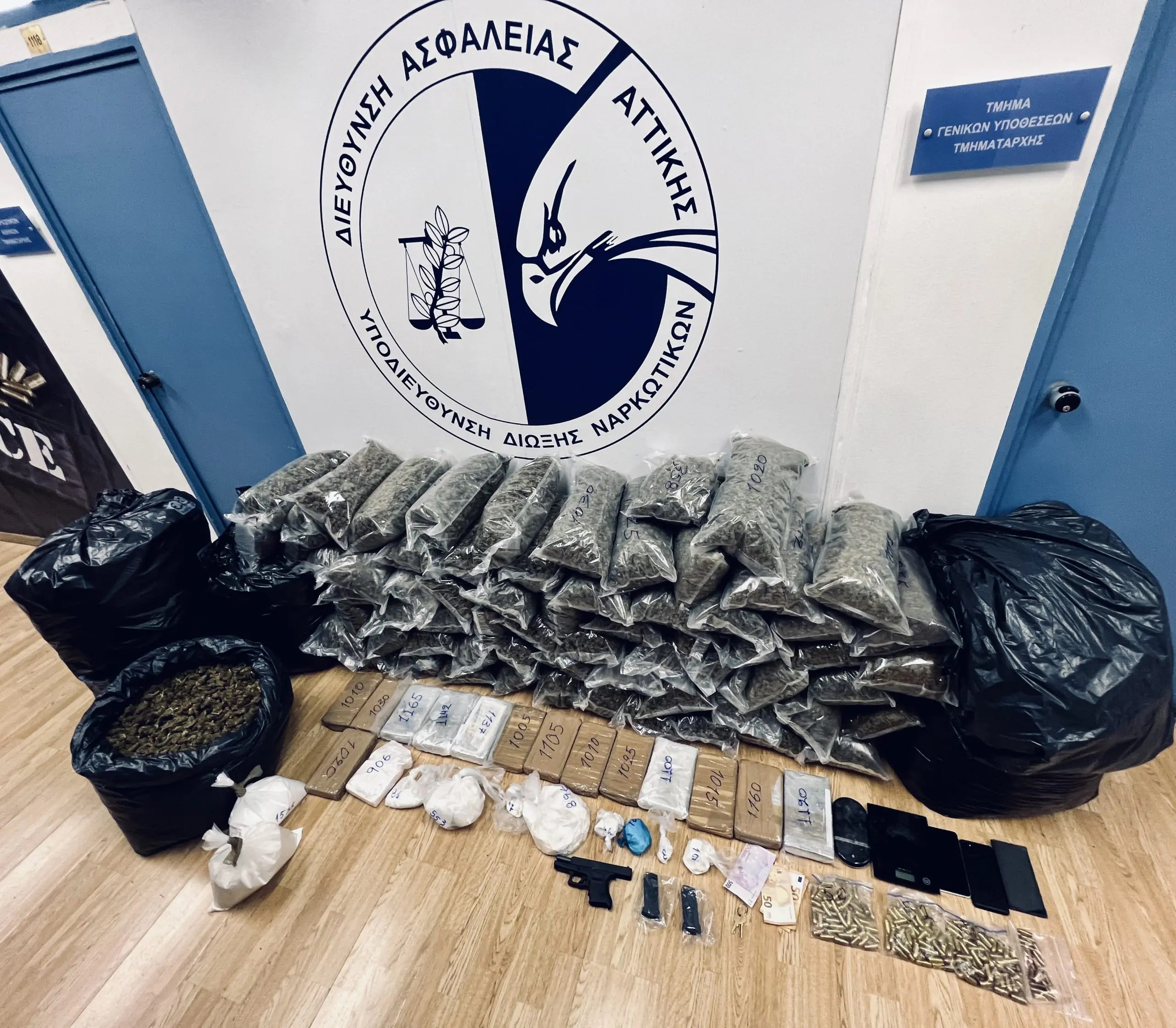 Δύο συλλήψεις για ναρκωτικά στη Δυτική Αττική – Κατασχέθηκαν 17 κιλά κοκαΐνης και 122 κιλά κάνναβης