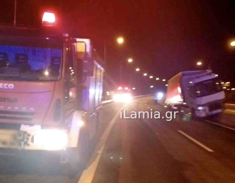 Νταλίκα «καβάλησε» το διάζωμα στην Αθηνών - Λαμίας, τραυματίστηκε ο Τούρκος οδηγός