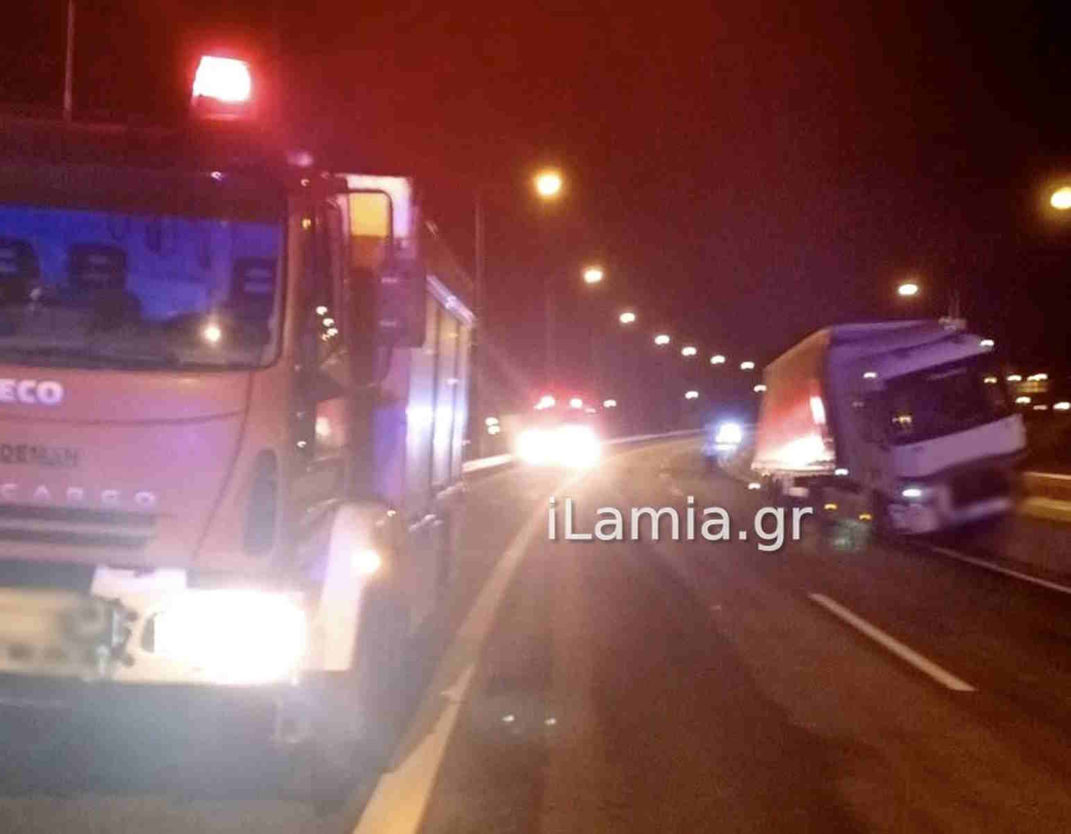 Τροχαίο στην Εθνική Οδό στο ρεύμα προς Λαμία – Νταλίκα «καβάλησε» διαχωριστικό διάζωμα, τραυματίστηκε ο Τούρκος οδηγός