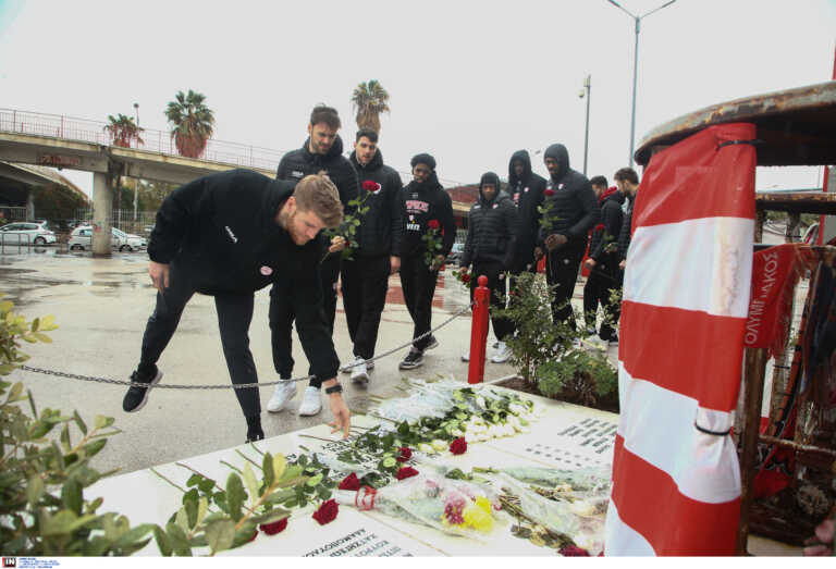 Ολυμπιακός: Στο μνημείο των θυμάτων της θύρας 7 η ομάδα μπάσκετ