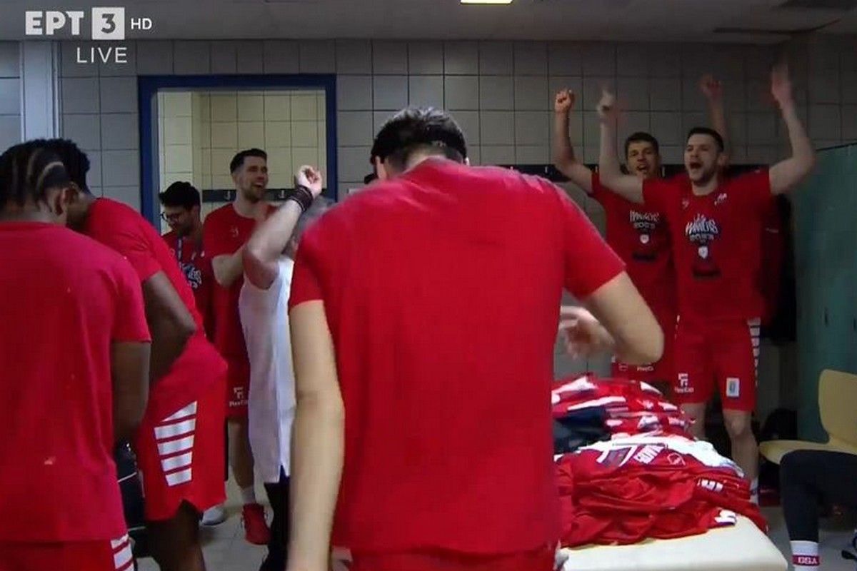 Ολυμπιακός: Η αφιέρωση του Κυπέλλου στα αποδυτήρια σε Μπαφέ και Γκατζούλη