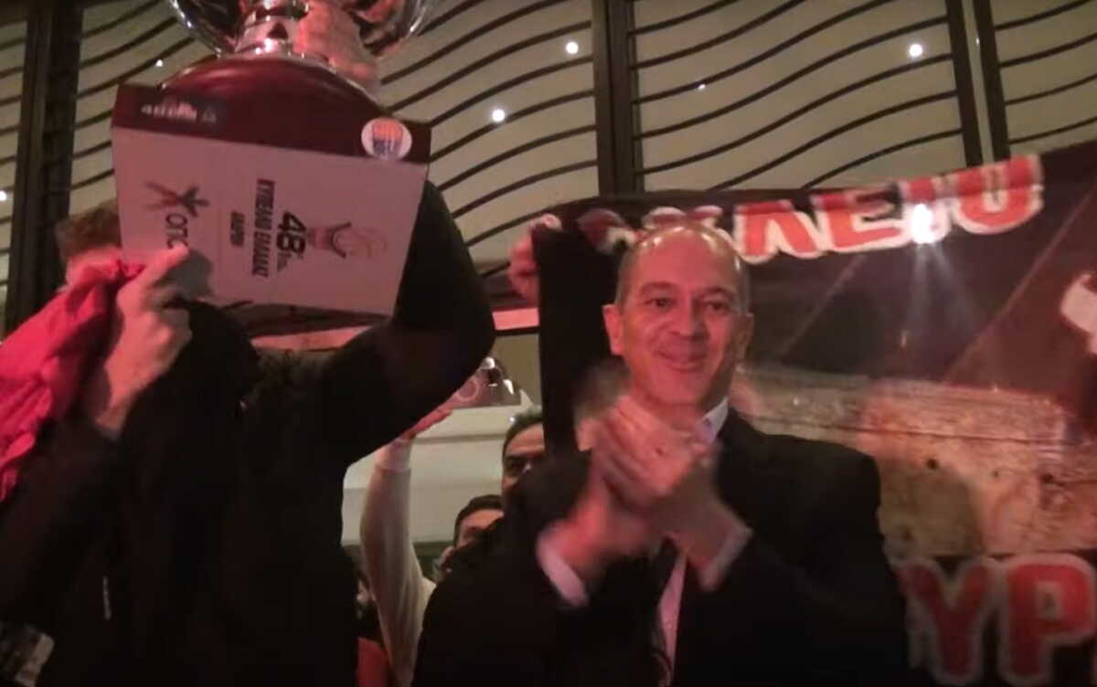 Ολυμπιακός: Η αποθέωση στους Κυπελλούχους με καπνογόνα και «μέχρι τέλους»